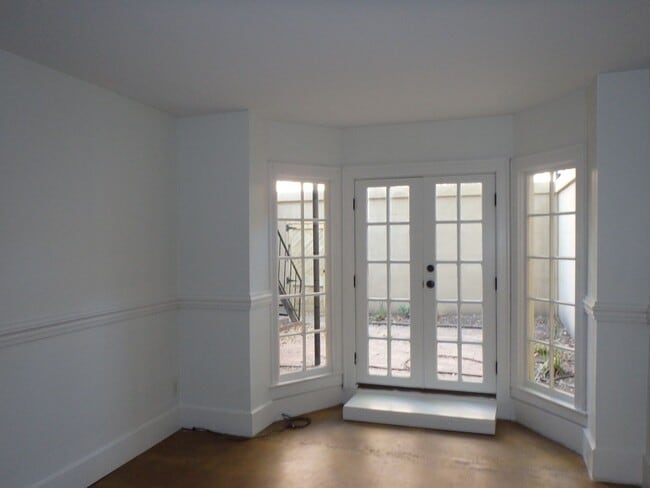 Building Photo - 431 Barnard St