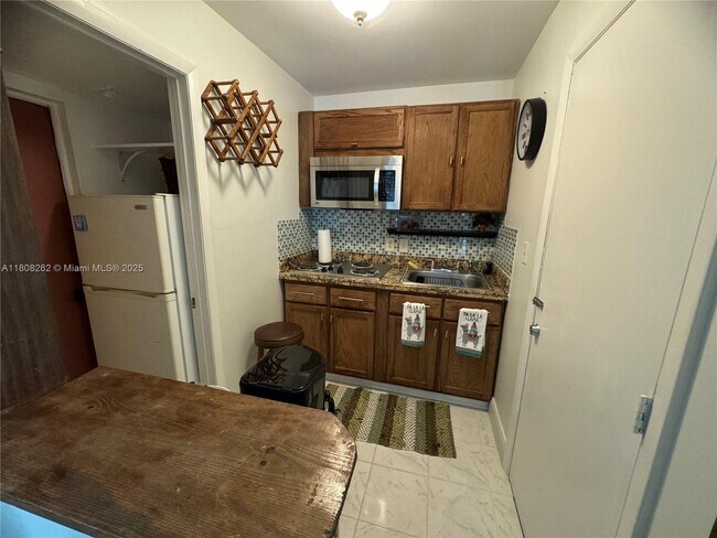 Building Photo - 9912 SW 154th Ct