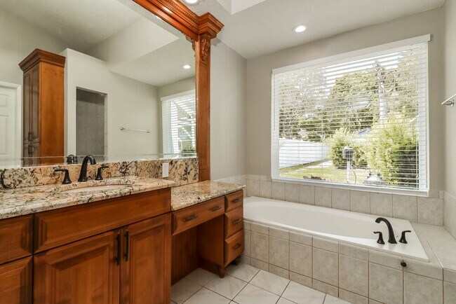 Building Photo - 8807 Wellesly Ct
