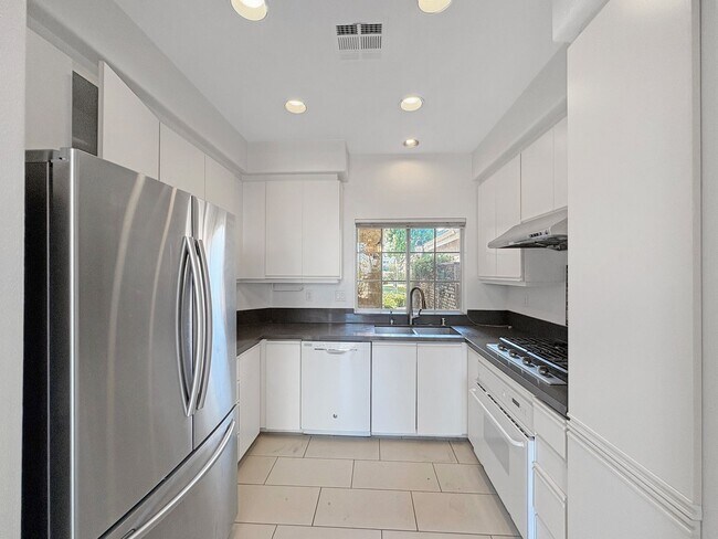 Building Photo - Bright & Spacious 2-Bedroom Home in Mira Mesa