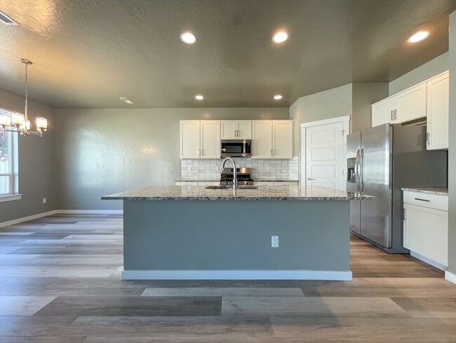 Building Photo - 2592 E Blackstone Dr