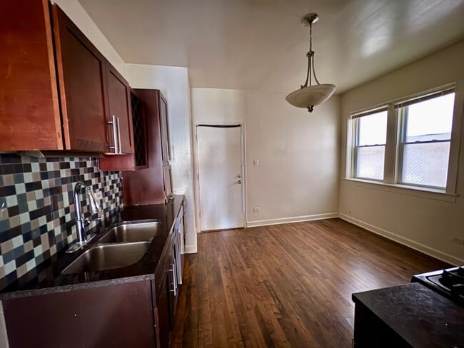 Building Photo - 3547 W Dickens Ave