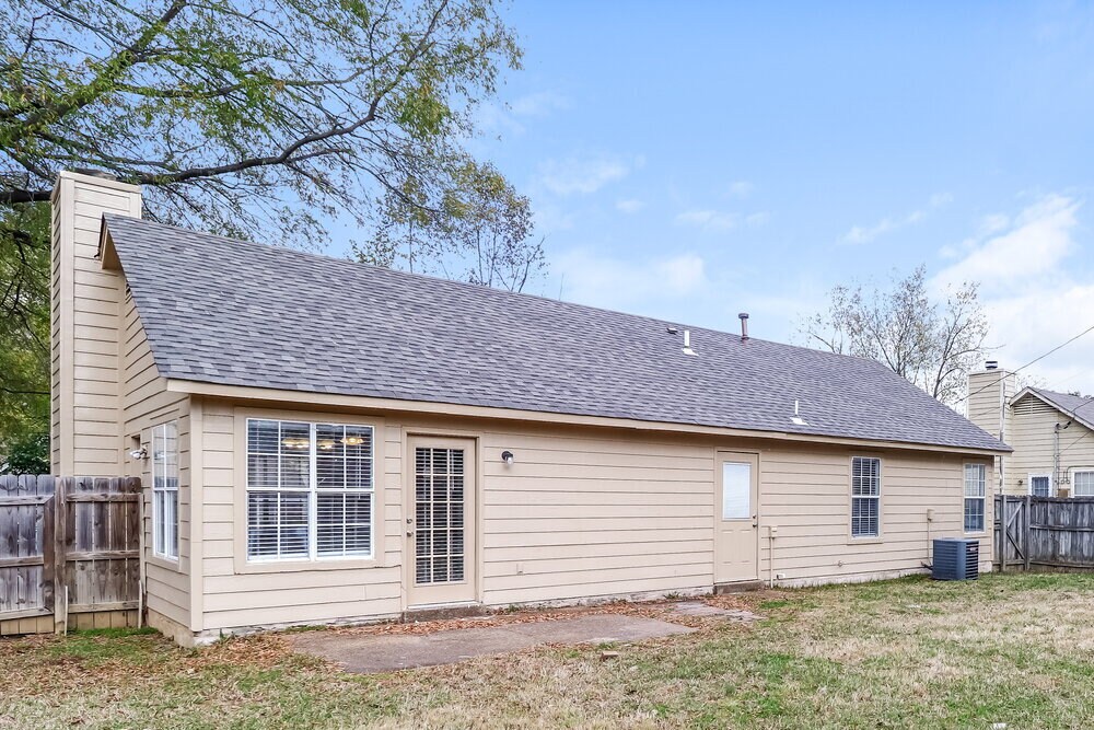 Building Photo - 7001 Bellevue Trce