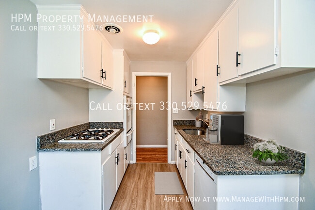 Building Photo - 885 S Green Rd