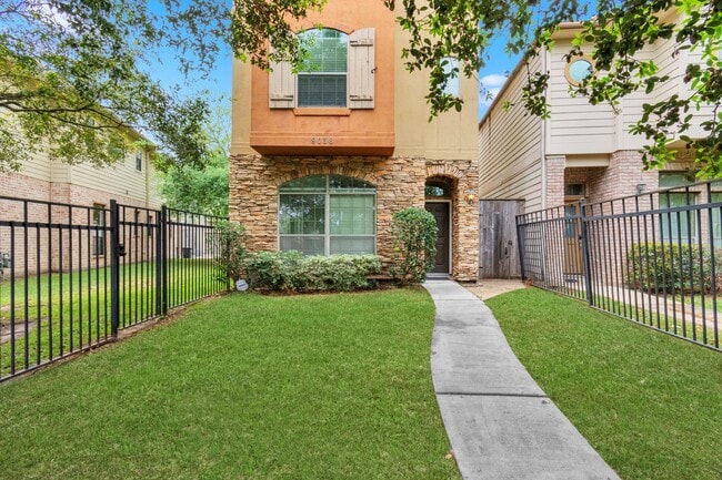 Primary Photo - 9038 Lakes Dr