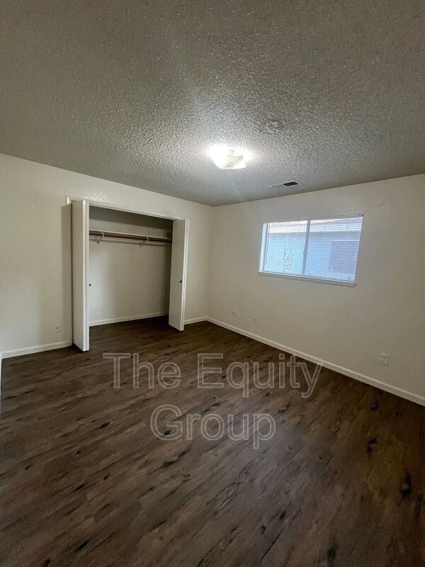 Building Photo - 138 S Peppertree St