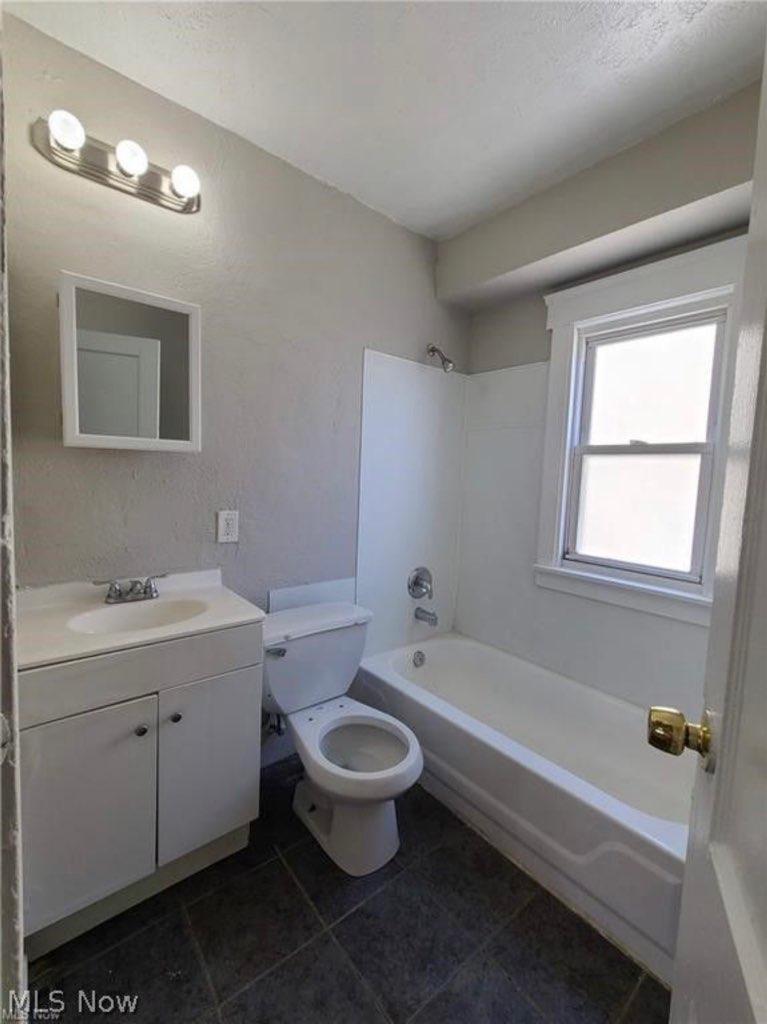 Bathroom - 4025 E 144th St