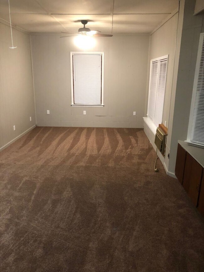 Building Photo - 3 bed/ 1 bath ranch