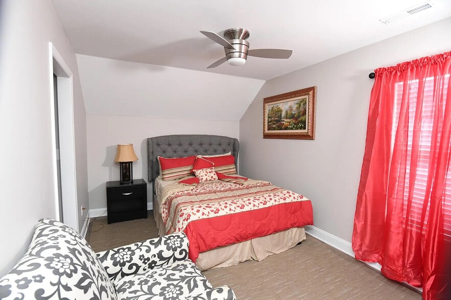 Building Photo - Room in House on S Person St