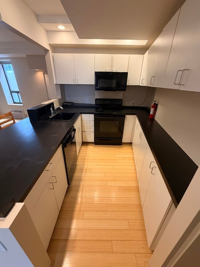 Building Photo - 401 State Street