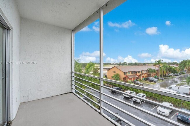 Building Photo - 2998 Sunrise Lakes Dr E