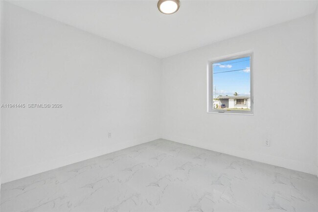 Building Photo - 10750 SW 43rd Ln