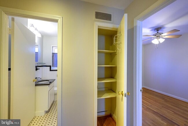 Building Photo - 9848 Hollow Glen Pl