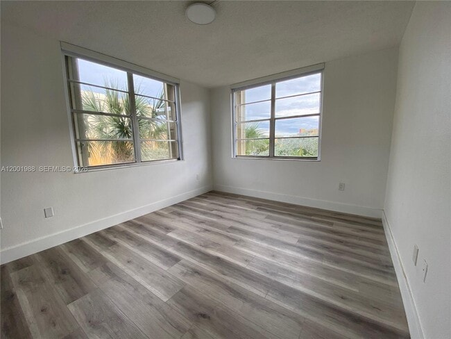 Building Photo - 9320 Fontainebleau Blvd