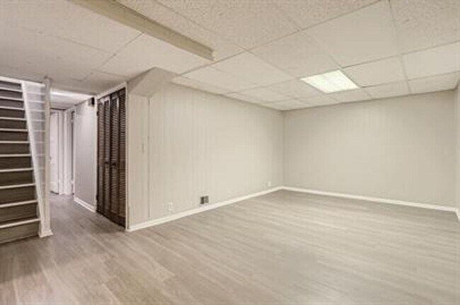 Building Photo - Updated 4-Bed Home, Finished Basement and ...