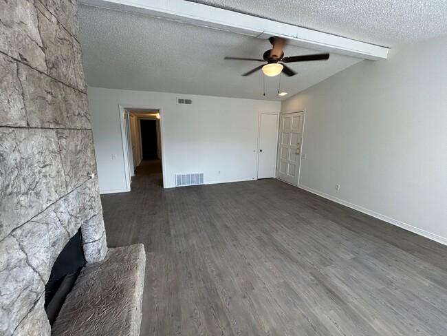 Building Photo - SUPERB Duplex in Euless! READY NOW!