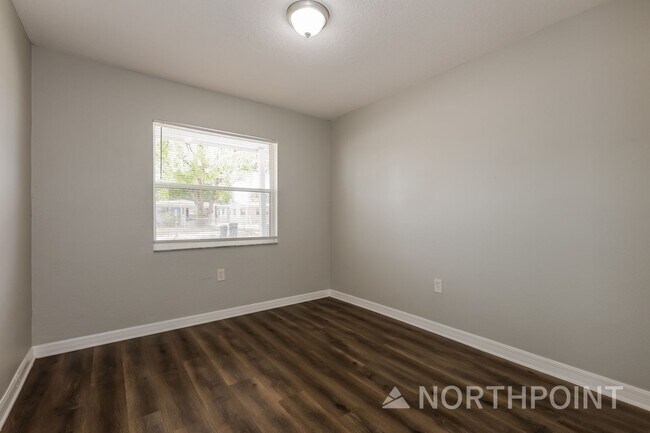 Building Photo - 4 BR/2BA | Newly Renovated Single Family Home |  Fenced backyard!