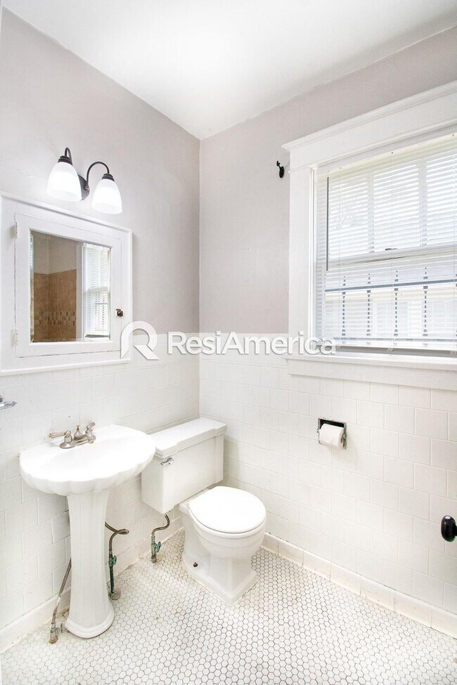 Building Photo - Classic Bungalow in a Convenient Location!
