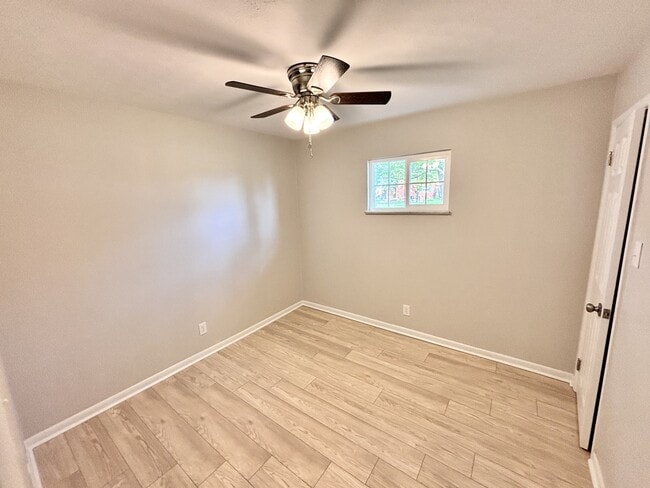 Building Photo - 120 Willow Dr