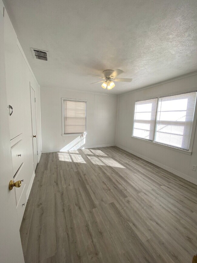Building Photo - Pre-Leasing for Summer/Fall 2025
