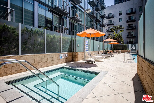 Building Photo - 645 W 9th St