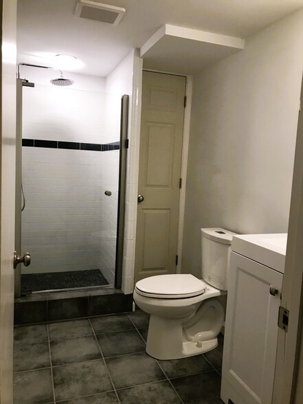 modern bathroom - 4805 Randolph Dr