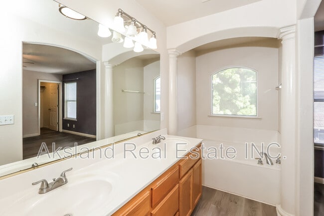 Building Photo - 624 Reed Ct