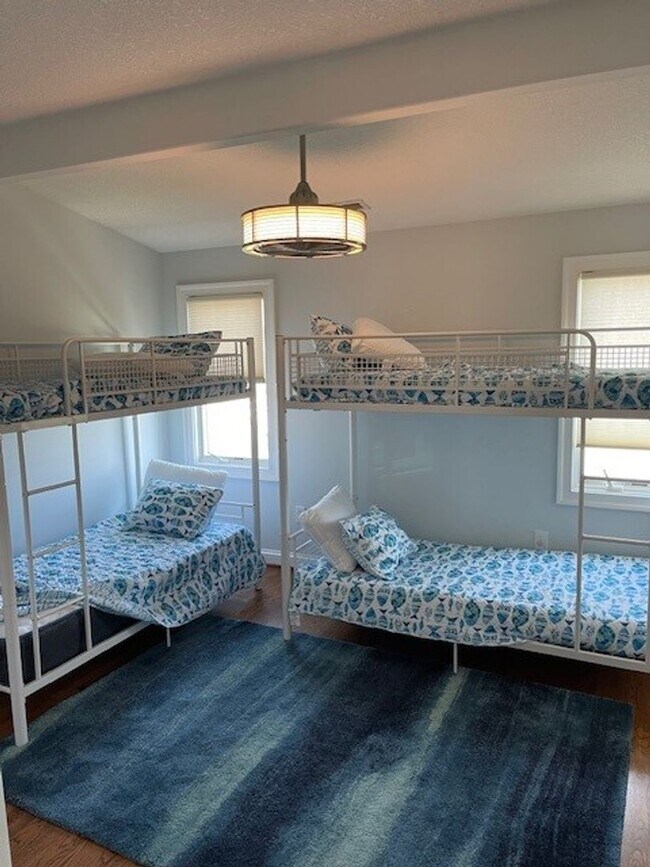 Building Photo - Immaculate 4 bedroom 3.5 bath Home at North End