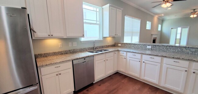 Building Photo - Newer Construction in Avondale!