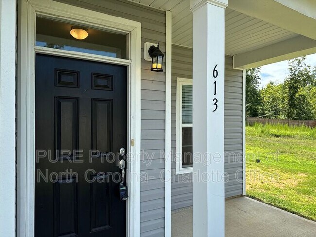 Building Photo - 613 Oak Forest Lane