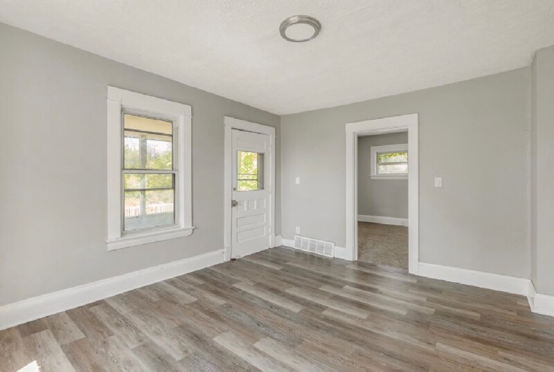 Building Photo - 9607 Sophia Ave