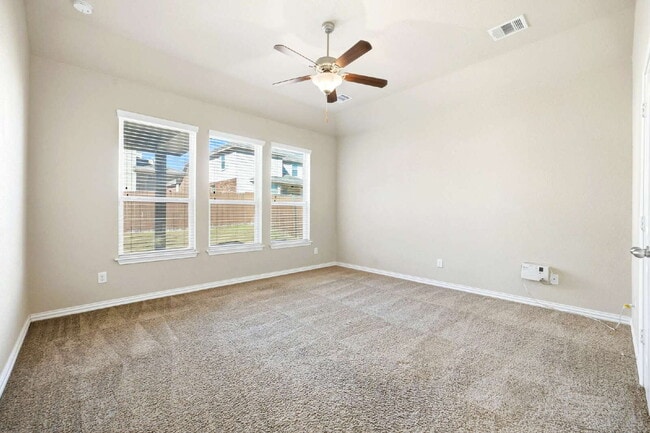 Building Photo - Spacious 4 bed 2.5 bath home available for rent