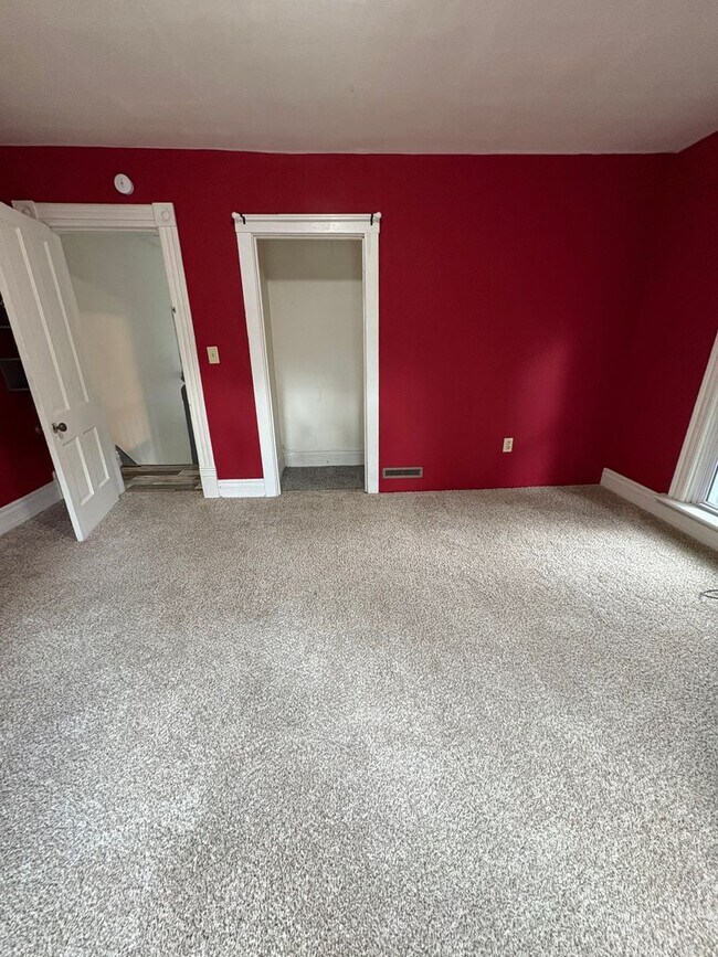 Building Photo - Charming Northside La Crosse Home