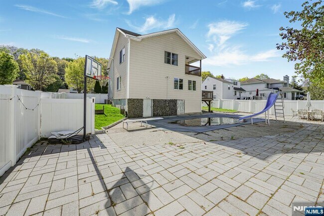 Building Photo - 405 Burnet Pl