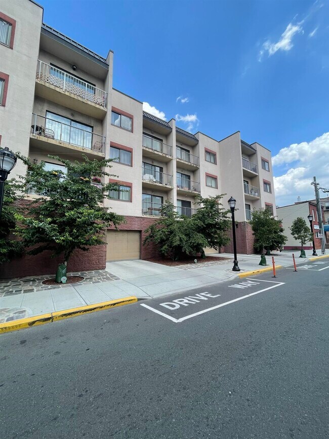 Building Photo - 318 38th St