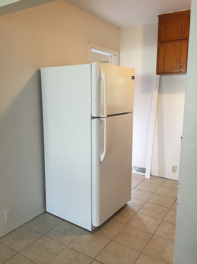 Building Photo - 3 Bedroom, 1 Bathroom House for Rent locat...