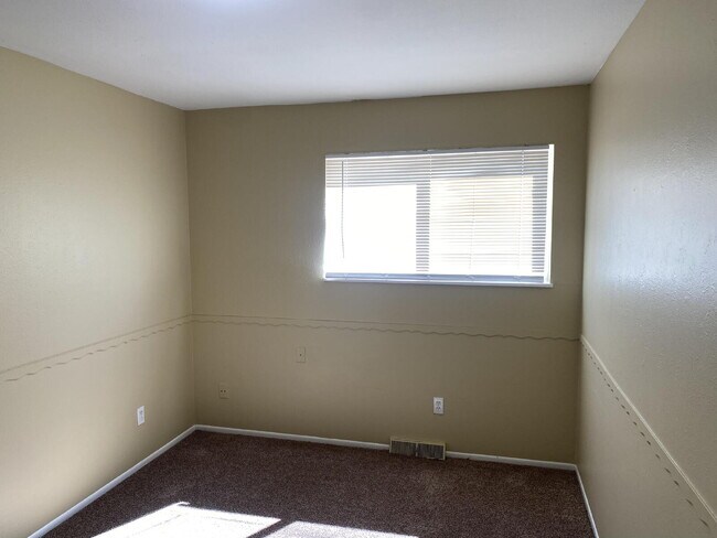 Building Photo - "Charming 3-Bed Oasis with 2 Full Baths in...