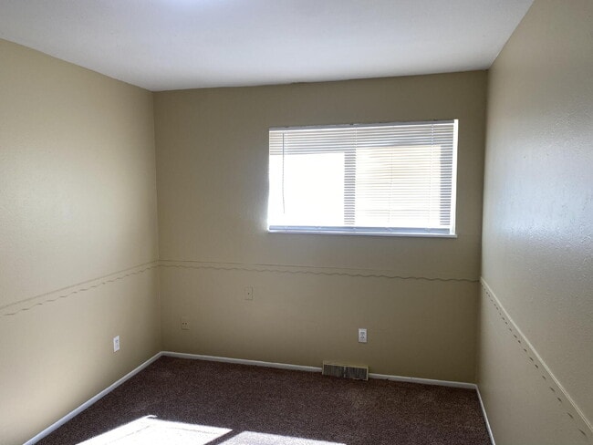 Building Photo - "Charming 3-Bed Oasis with 2 Full Baths in the Heart of Aurora!"