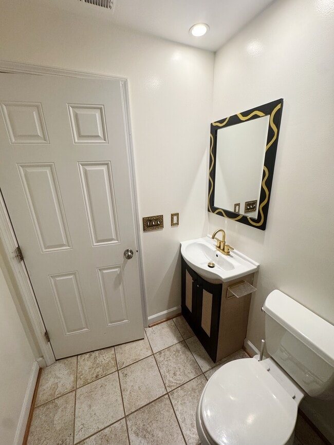 Building Photo - 2242 Ontario Rd NW