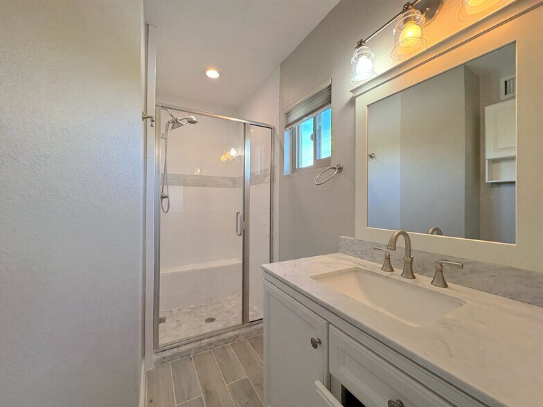 Building Photo - 7290 E Rancho Vista Dr