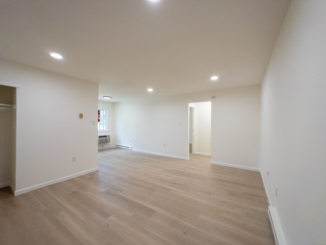 Living Room - Woodland Manor Apartments