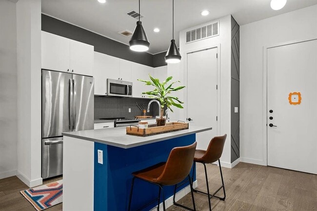 Building Photo - 800 Embassy Dr