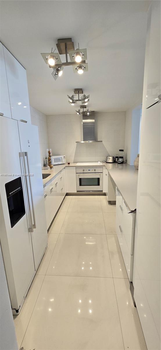 Building Photo - 19390 Collins Ave