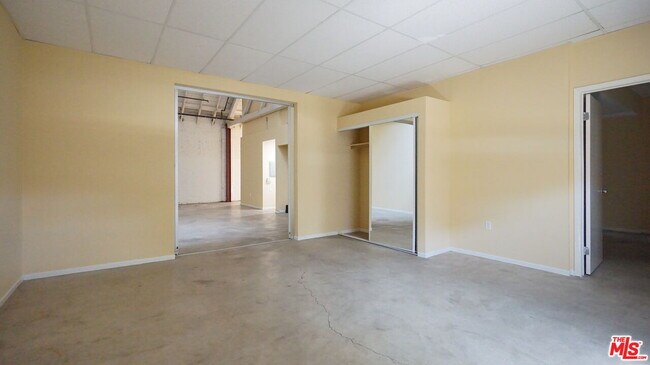 Building Photo - 922 W 23rd St