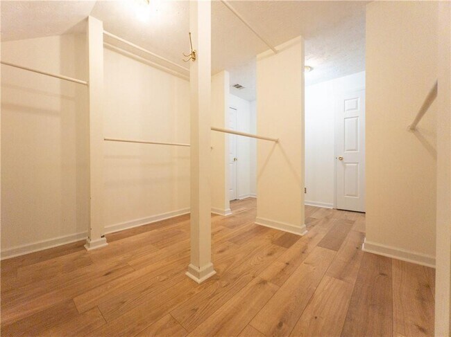 Building Photo - 965 Millbrook Ct
