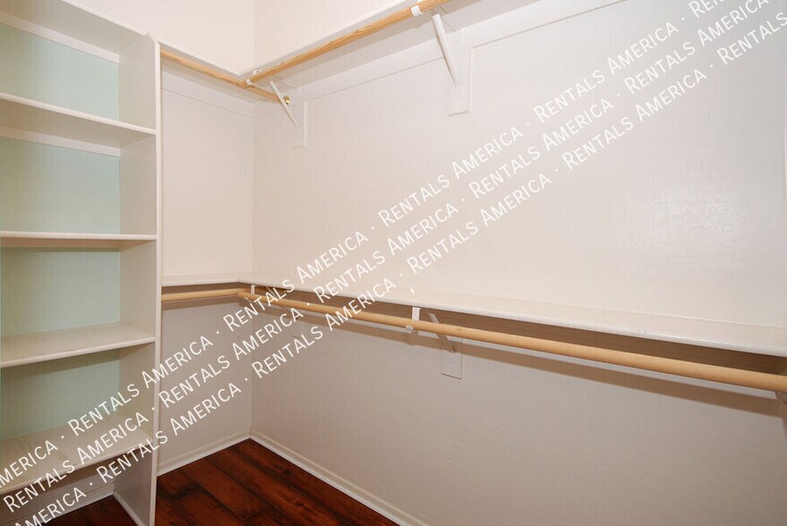 Building Photo - 2010 S Falcon Dr