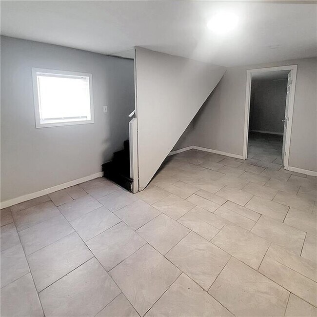 Building Photo - 1093 Windsor St SW