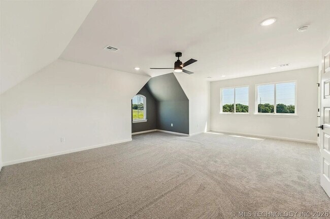 Building Photo - 5 Bed | 4 Bath House