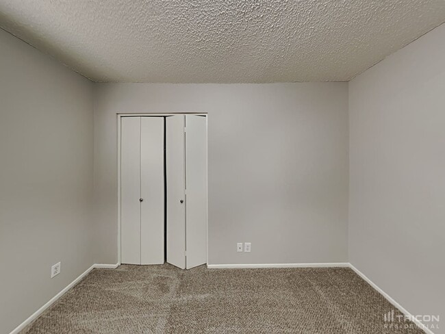 Building Photo - 1121 W 12th Pl