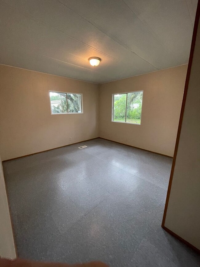 Building Photo - 3/2 in Zephyrhills